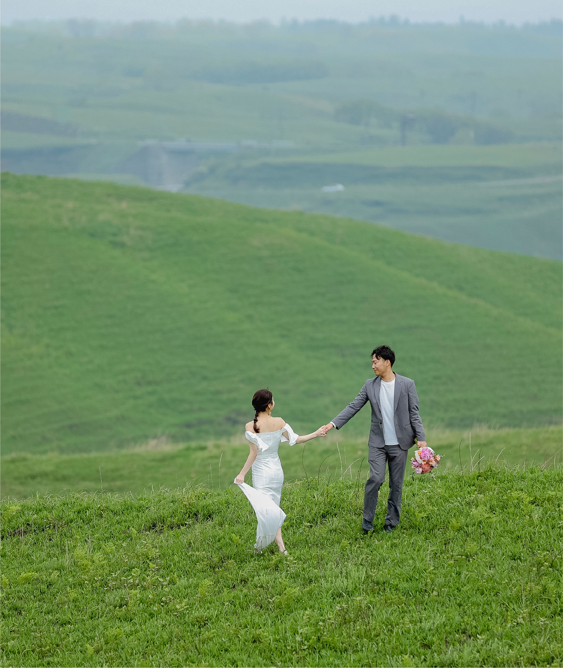赤ちゃんを抱える男性と女性の写真
