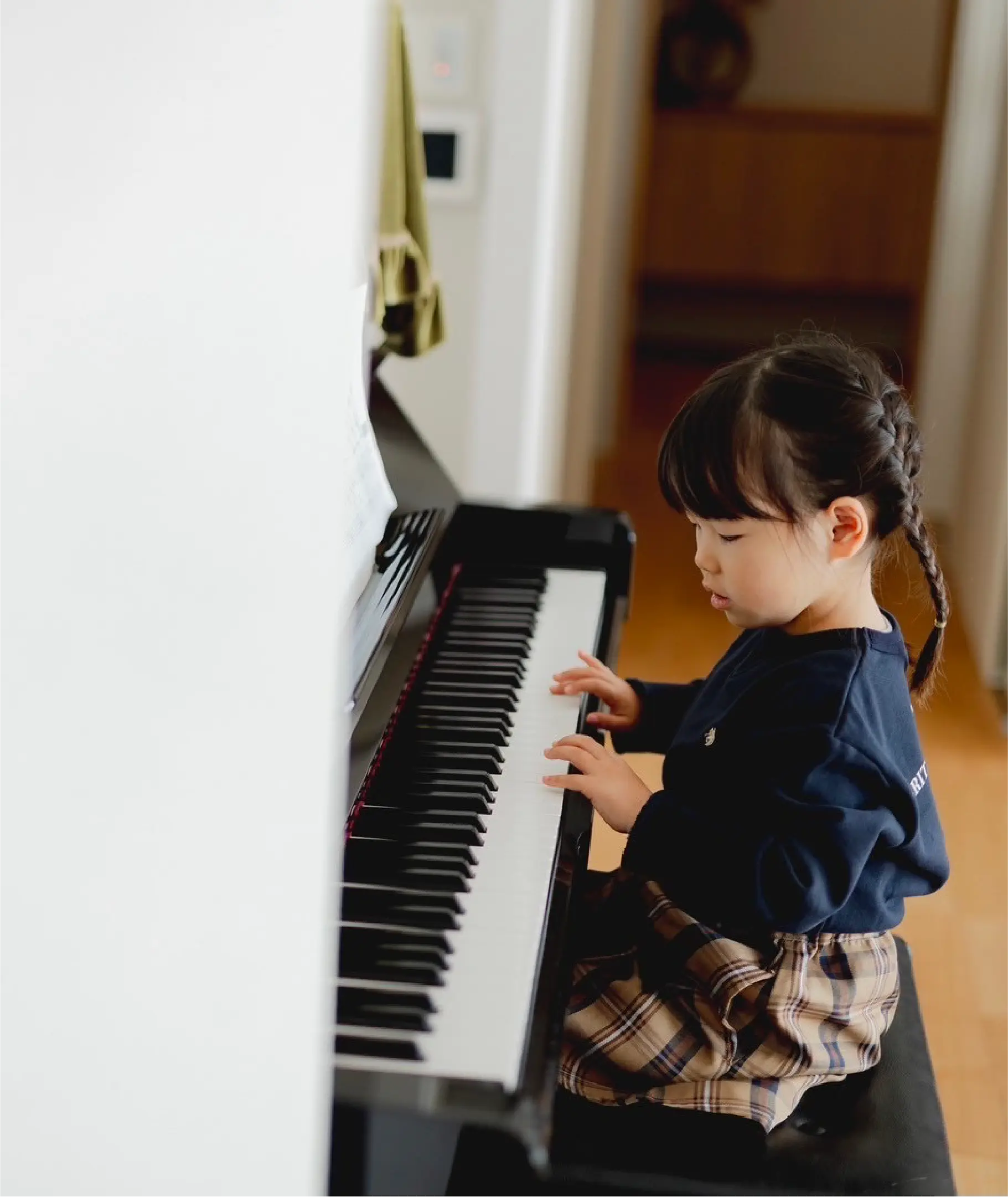 ピアノを引く女の子の写真