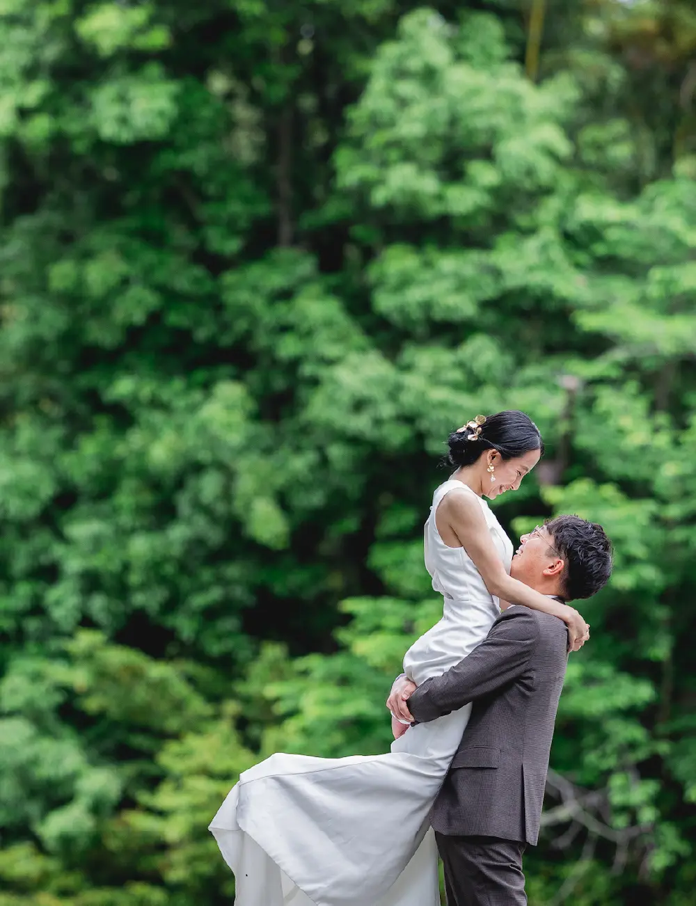 新婦を抱き上げる新郎の写真