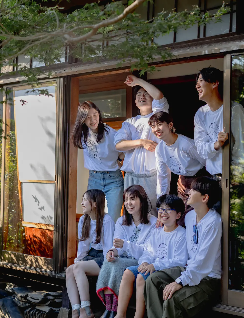 男女8人が縁側で集まる写真