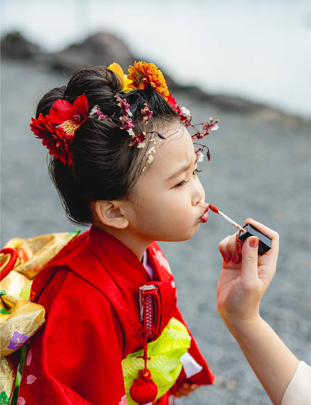 女の子がリップを塗ってもらう七五三写真