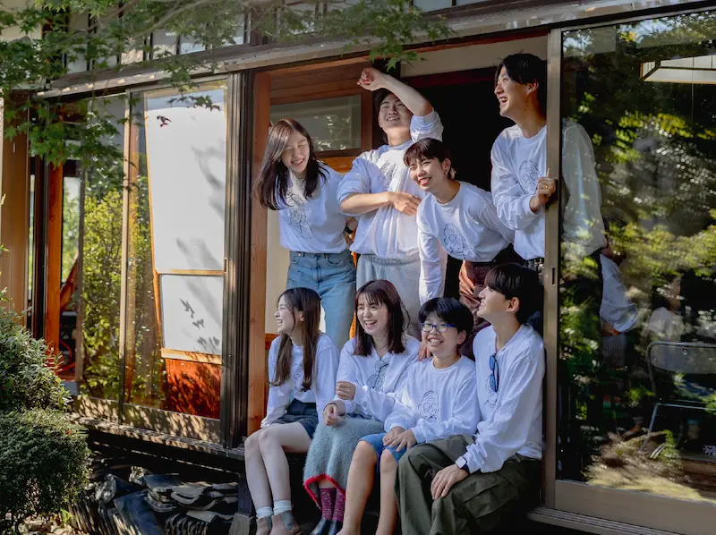 男女８人が縁側で集まる記念写真