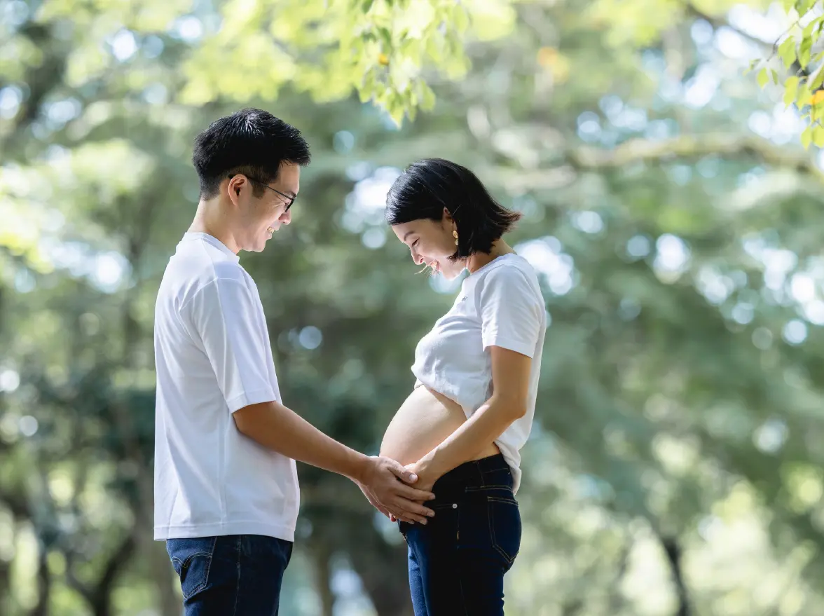妊婦さんのお腹を包む男性の写真