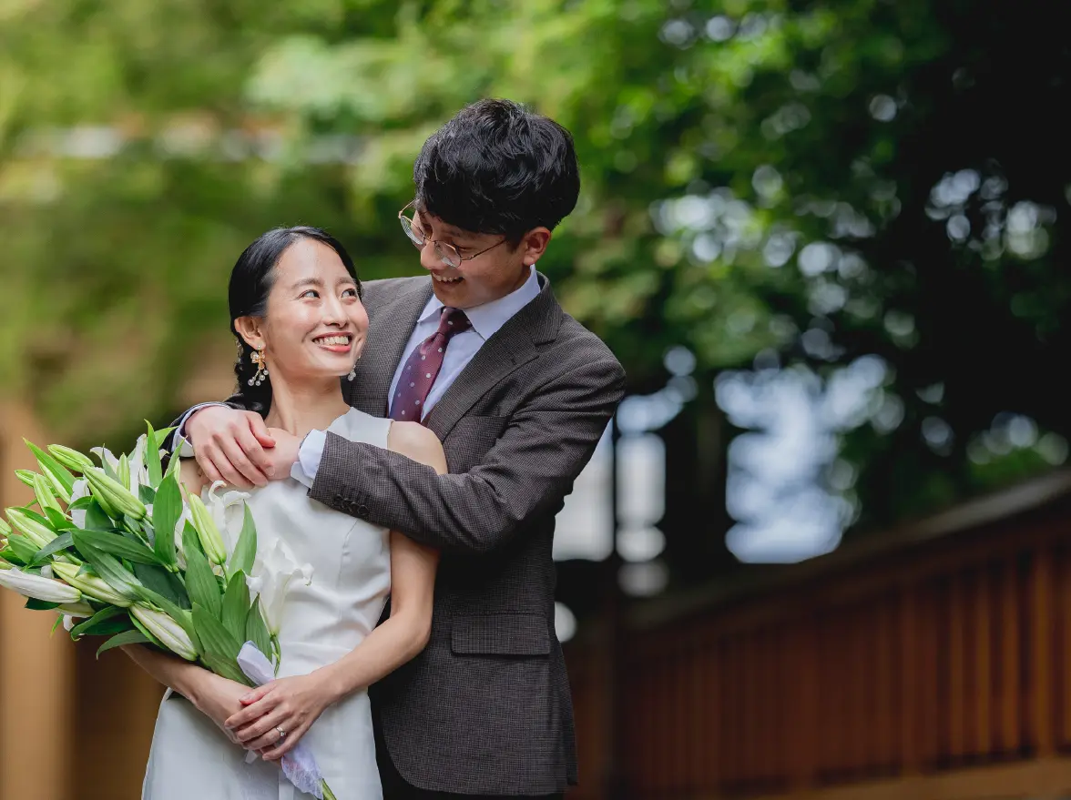 後ろから笑顔で女性を抱く男性の写真