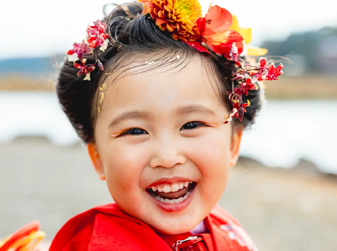 街を見上げる女の子の写真