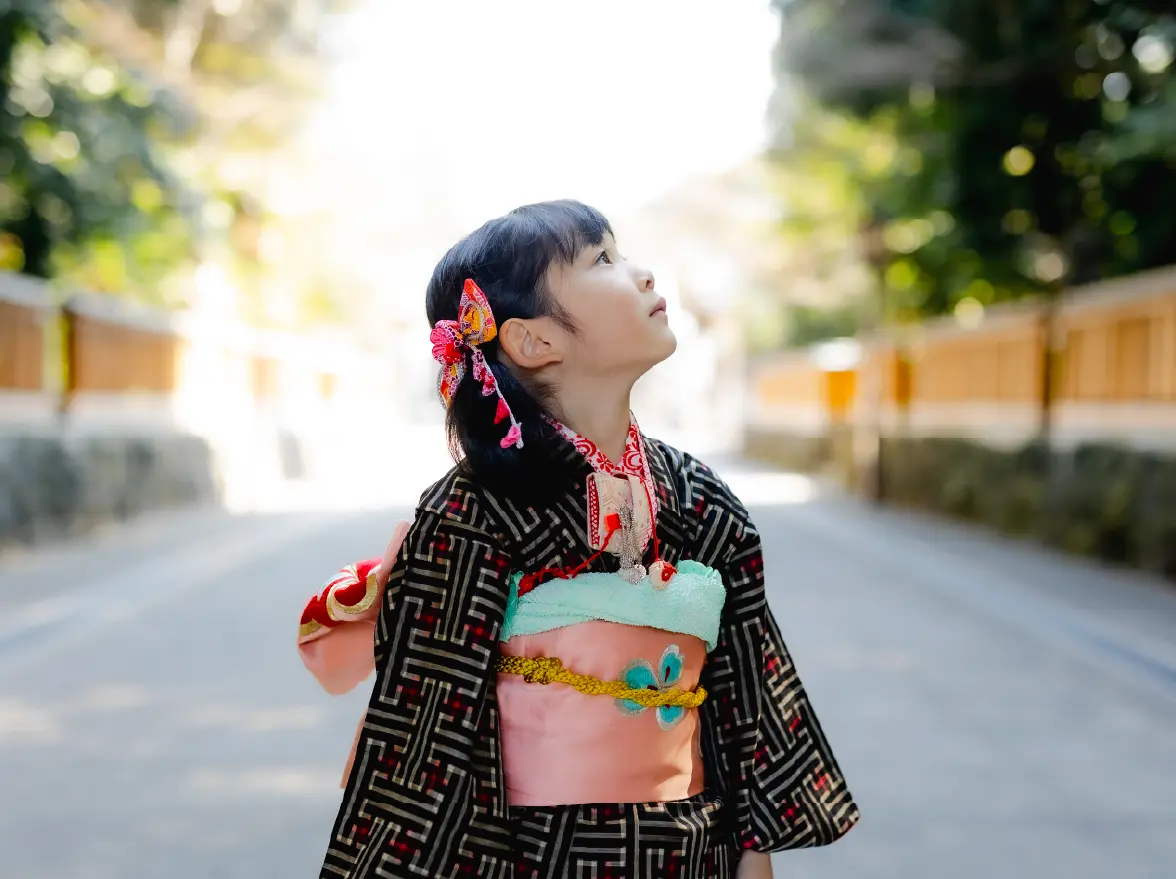 両親と笑顔の男の子の写真