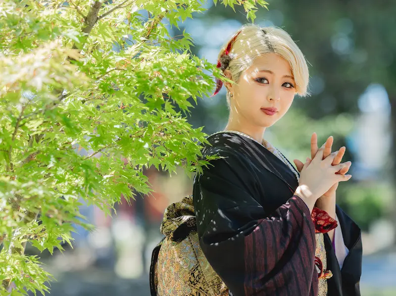 黒い振り袖を着る女性の写真