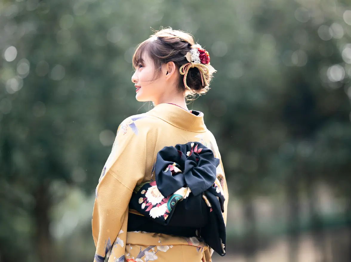 オレンジ色の振り袖を着る女性の写真