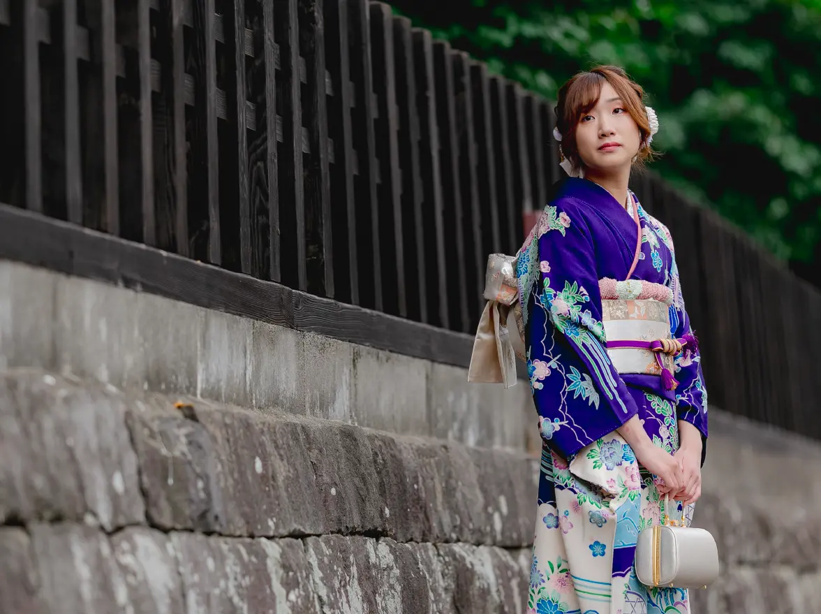 紫色の振り袖を着る女性の写真