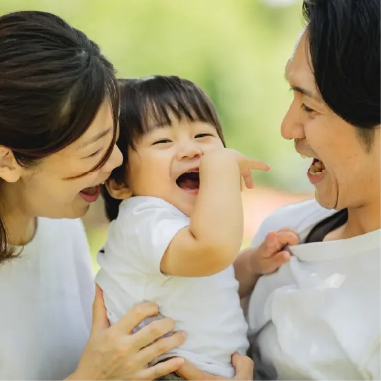 女の子を抱える男性と女性の写真