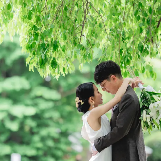 自然の中で寄り添う新郎新婦の写真