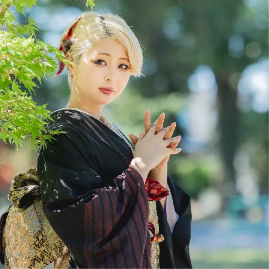 黒い着物を着た女性の成人式前撮り写真